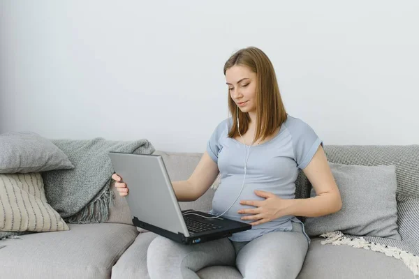 Vista Laterale Del Freelance Incinta Seduto Sul Divano Vicino Computer — Foto Stock