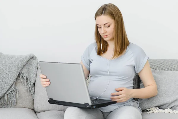 Vista Laterale Del Freelance Incinta Seduto Sul Divano Vicino Computer — Foto Stock