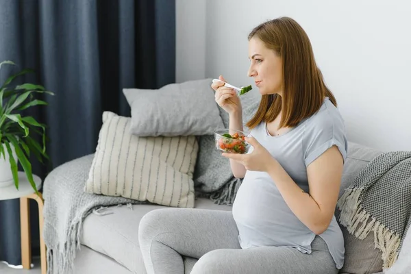Schöne Gesunde Schwangere Frau Isst Gemüsesalat — Stockfoto