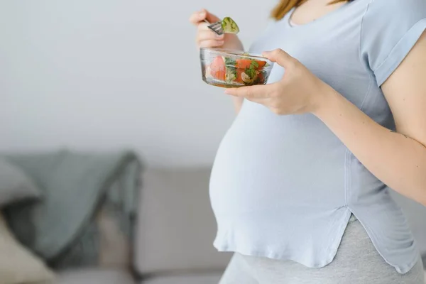 Hermosa Mujer Embarazada Sana Comiendo Ensalada Verduras — Foto de Stock