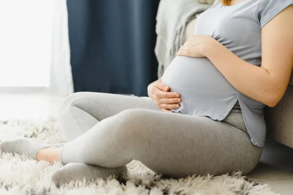 Hamile Bir Kadın Evde Karnını Okşuyor Bekleyen Genç Sarışın Bebeğinin — Stok fotoğraf
