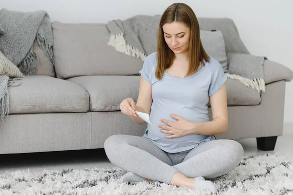 Wanita Hamil Sedang Melihat Sonografi Bayinya Happy Expectant Lady Menikmati — Stok Foto