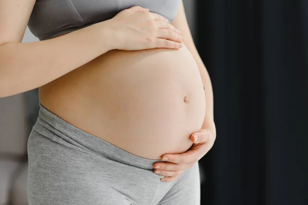 Joven Embarazada Sostiene Sus Manos Sobre Vientre Hinchado Concepto Amor — Foto de Stock