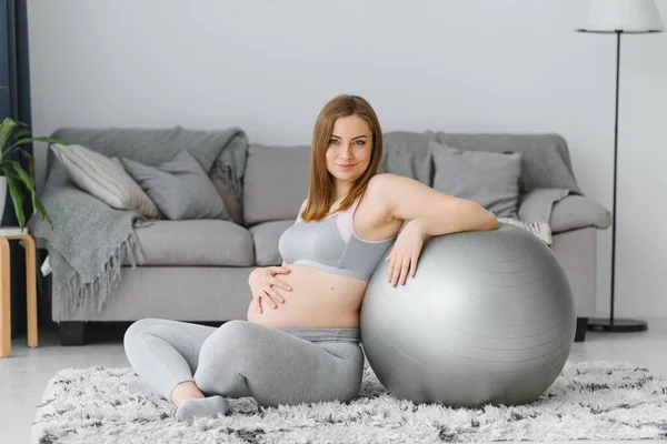 Ung Gravid Kvinna Som Utövar Yoga Med Passform Boll Hemma — Stockfoto