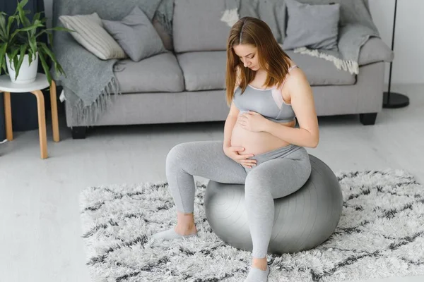 Felice Futura Madre Facendo Esercizi Pilates — Foto Stock