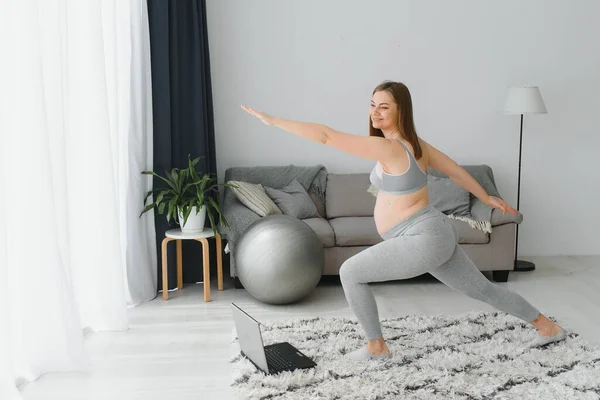 Hermosa Joven Embarazada Con Entrenamiento Portátil Casa —  Fotos de Stock