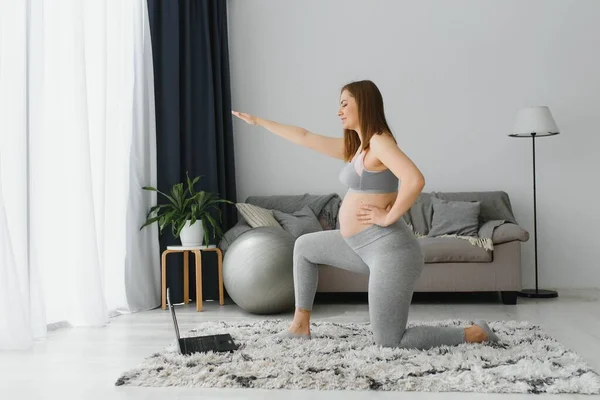 Femme Enceinte Pratiquant Yoga Maison Avec Ordinateur Portable Femme Enceinte — Photo