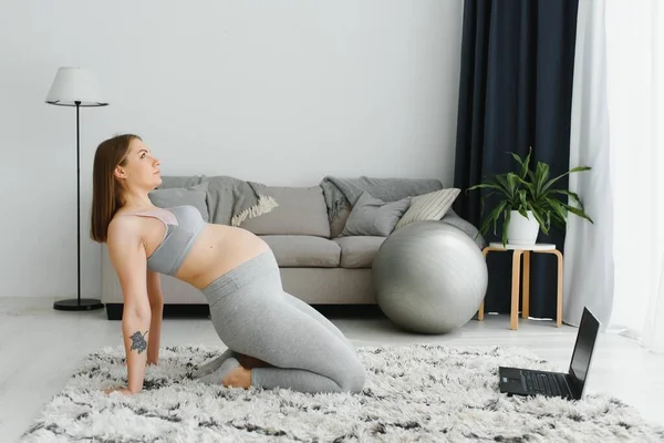 Glückliche Attraktive Schwangere Sportkleidung Die Hause Wohnzimmer Übungen Auf Der — Stockfoto