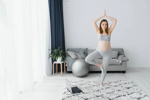 Giovane Donna Incinta Fare Yoga Chiuso — Foto Stock