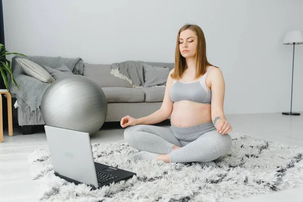 Giovane Donna Incinta Fare Yoga Chiuso — Foto Stock