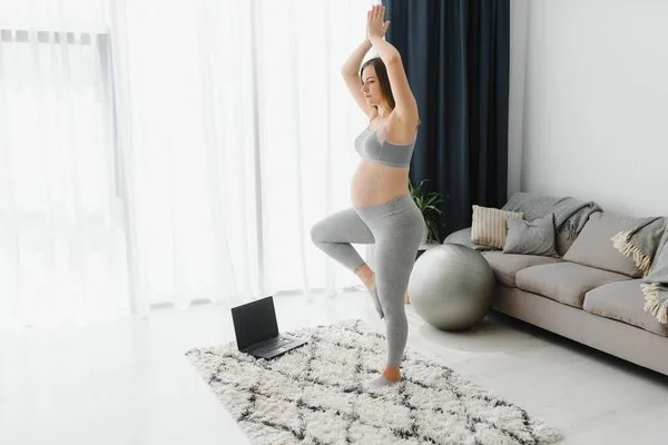 Friska Graviditet Yoga Och Fitness Koncept Ung Gravid Yogakvinna Som — Stockfoto