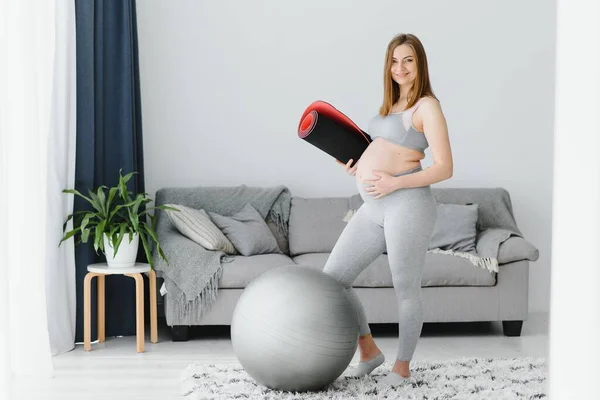 Mujer Embarazada Sonriente Ropa Deportiva Lista Para Gimnasia Matutina Ejercicio — Foto de Stock