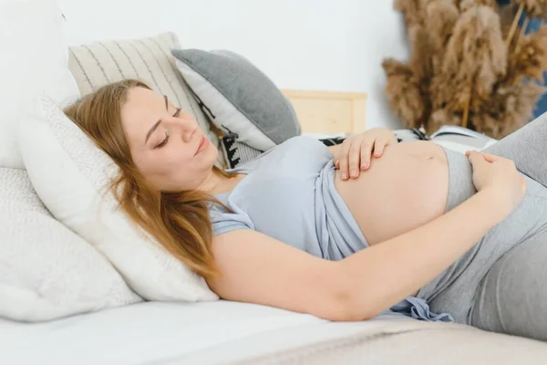 Güzel Hamile Kadın Yatak Odasında Karnının Üstünde Ele Tutuşuyor Bebek — Stok fotoğraf