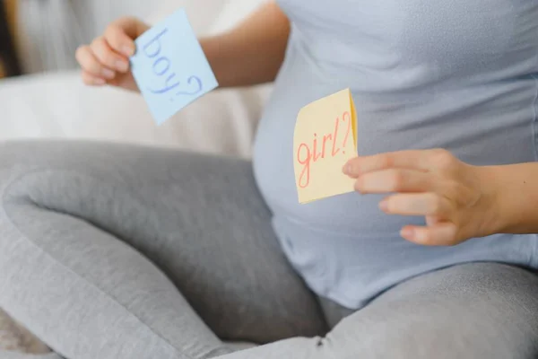 Mujer Embarazada Con Una Nota Adhesiva Escribir Amor Chico Chica — Foto de Stock