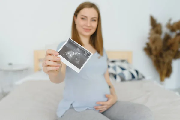 Mujer Embarazada Sostiene Estómago Una Foto Ultrasonido — Foto de Stock