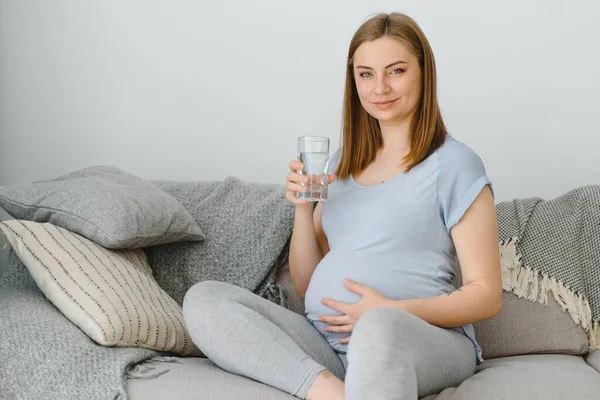 Schwangere Mit Einem Glas Wasser Auf Dem Sofa Junge Werdende — Stockfoto