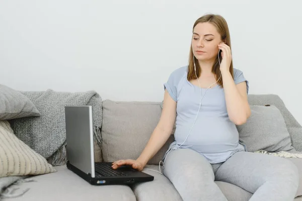 Donna Incinta Attraente Che Tocca Pancia Utilizza Computer Portatile Sul — Foto Stock