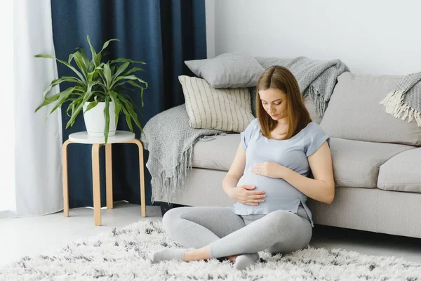 Schwangere Streichelt Ihren Bauch Hause Junge Werdende Blondine Die Ihren — Stockfoto