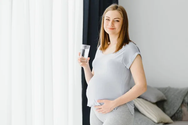 Porträt Einer Schönen Schwangeren Die Wasser Trinkt — Stockfoto