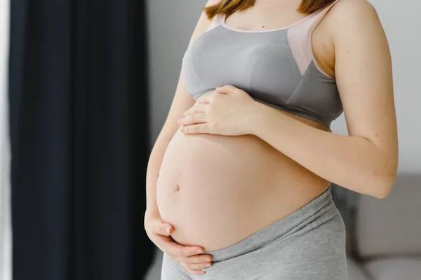 Joven Embarazada Sostiene Sus Manos Sobre Vientre Hinchado Concepto Amor — Foto de Stock