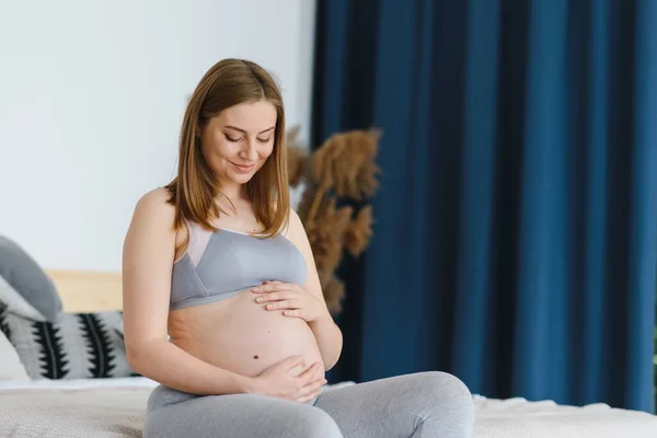 Das Konzept Von Schwangerschaft Und Warten Eine Glückliche Schwangere Hält — Stockfoto