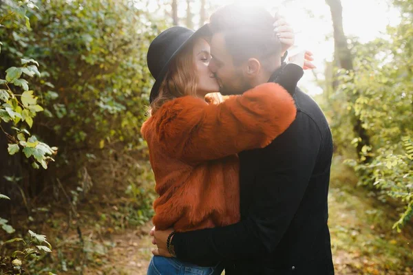 Sărutând Cuplu Tânăr Îndrăgostit Parcul Toamnă — Fotografie, imagine de stoc
