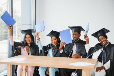 Diploma taşıyan çok ırklı mezunların portresi