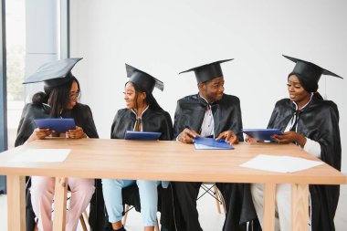 çok kültürlü üniversite mezunları grubu.