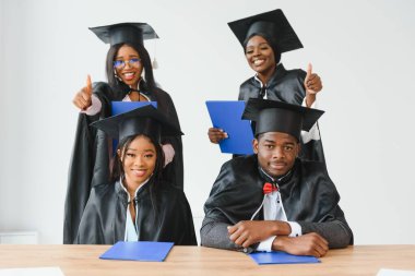 Diploma taşıyan çok ırklı mezunların portresi