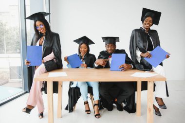 Diploma taşıyan çok ırklı mezunların portresi