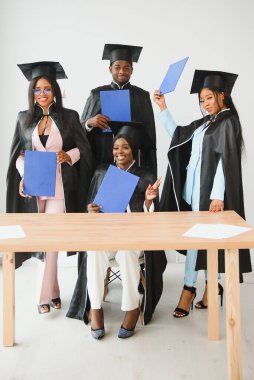 Eğitim, mezuniyet ve insanlar konsepti - bir grup mutlu uluslararası öğrenci.