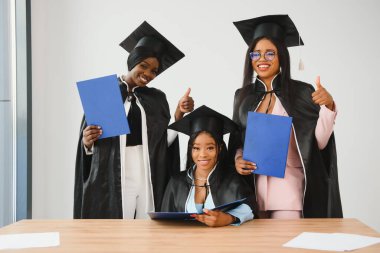 çok kültürlü üniversite mezunları grubu.