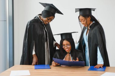 Diploma taşıyan çok ırklı mezunların portresi