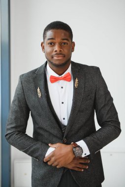 Çekici, kendinden emin, Afro-Amerikan iş adamının portresi..