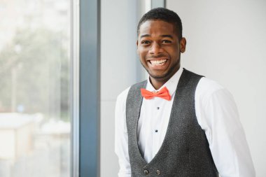 ofiste pencere yakınında yakışıklı Afrikalı-Amerikalı adam