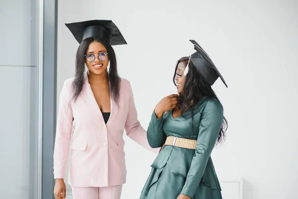 Två Glada Unga Damer Asiatiska Och Afrikanska Amerikanska Flickvänner Examen — Stockfoto