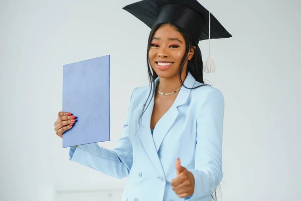 Mooie Vrolijke Afrikaanse Vrouwelijke Afgestudeerde — Stockfoto