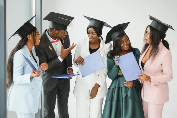 Groep Van Multiculturele Afgestudeerde Academici — Stockfoto