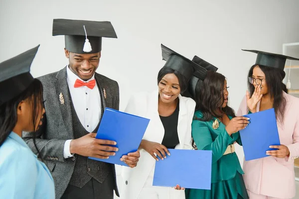 Portrét Mnohonárodních Absolventů Diplomem — Stock fotografie