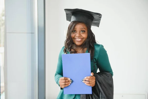 Mezuniyet Elbisesi Şapkası Içinde Mutlu Hintli Üniversite Öğrencisi — Stok fotoğraf