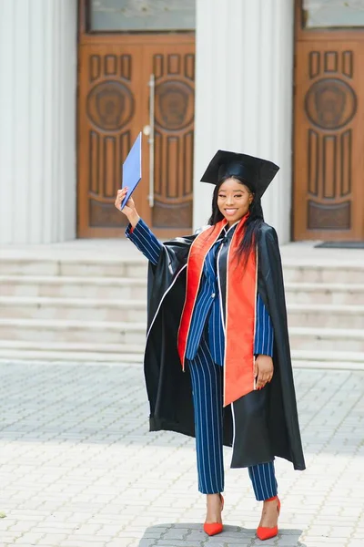 Bastante Afroamericana Mujer Graduada Fuera Universidad Edificio —  Fotos de Stock