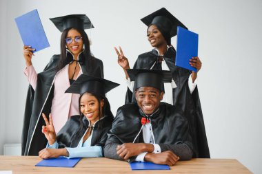 çok kültürlü üniversite mezunları grubu.