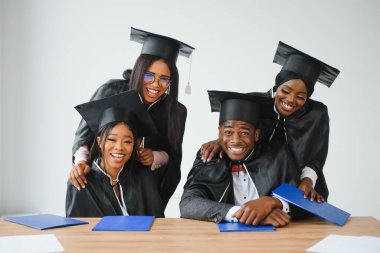 Diploma taşıyan çok ırklı mezunların portresi