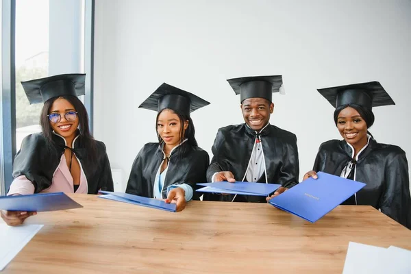 Diploma taşıyan çok ırklı mezunların portresi