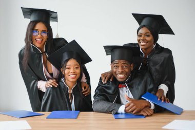 çok kültürlü üniversite mezunları grubu.