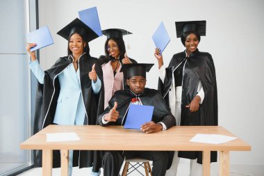 çok kültürlü üniversite mezunları grubu.