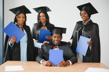 çok kültürlü üniversite mezunları grubu.