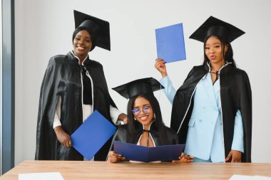 Diploma taşıyan çok ırklı mezunların portresi