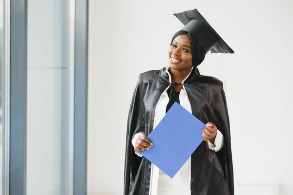Graduação Afro Americana Detentora Diploma — Fotografia de Stock