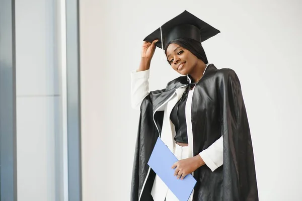 アフリカ系アメリカ人の卒業証書 — ストック写真